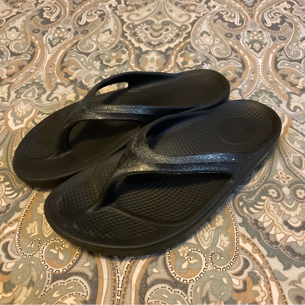 Mint OOFOS Oolala Platinum Sparkle Thong Sandals Women’s Sz 7 EU 38 Worn 1x - Picture 2 of 9